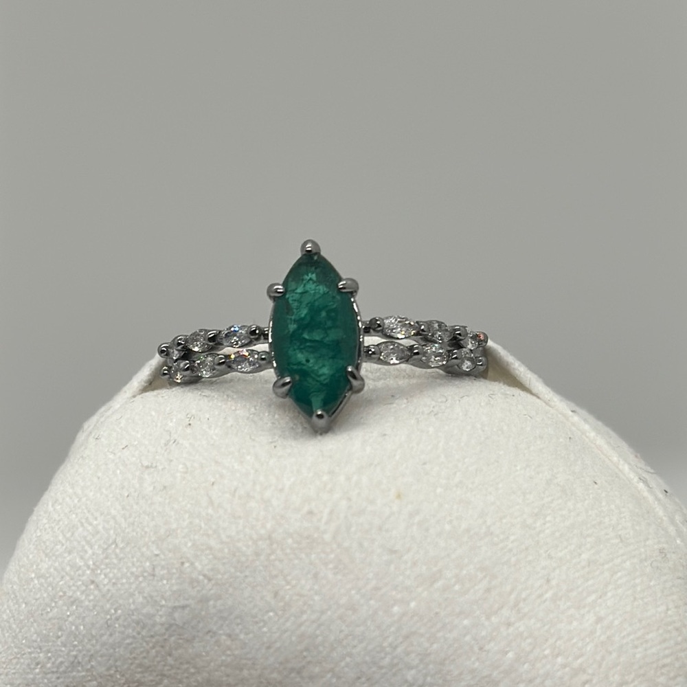 Elegant Hematite and Green Gemstone Ring No Bag No Tag Never worn Size 11